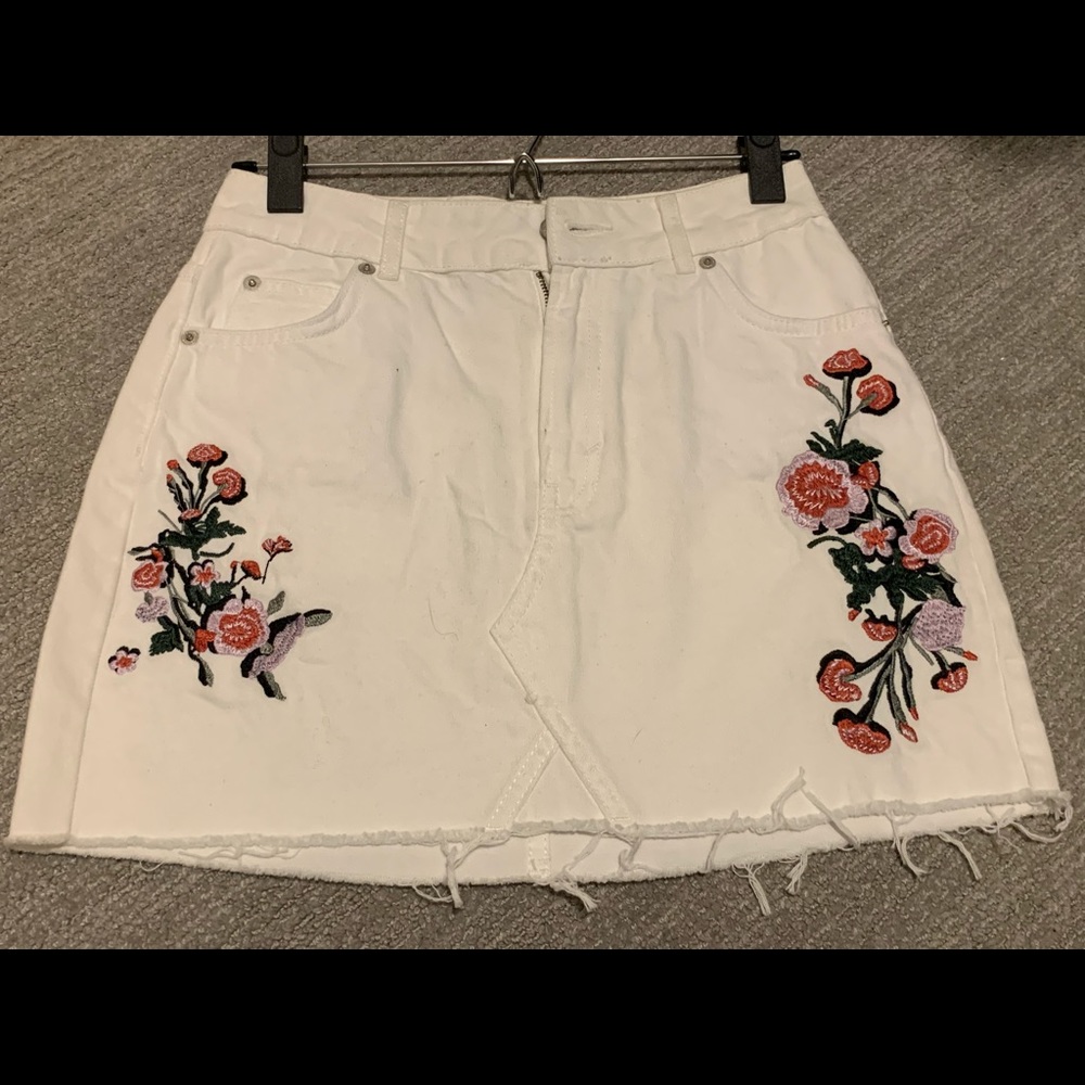 Flower embroidered white shirt